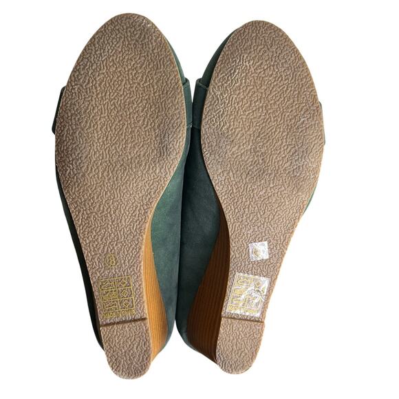 Journee Collection Wedge Shoes Women 8 Green faux Suede 2" Wood Heel Gold Buckle - Picture 8 of 10